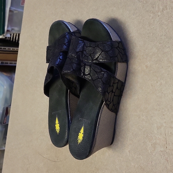 Volatile Metallic Flocking Silver Black Platform Wedge Size 9 - Picture 4 of 8